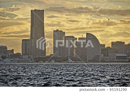 Evening sea and Yokohama Minatomirai cityscape Evening sea and Yokohama Minatomirai cityscape 93191290