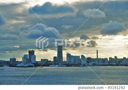 橫濱港未來的大海和城市景觀以及天空中的雲彩 橫濱港未來的大海和城市景觀以及天空中的雲彩 93191292
