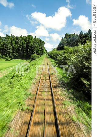 This is the view from the leading train on the Chiba Isumi Railway going outbound. 93191587