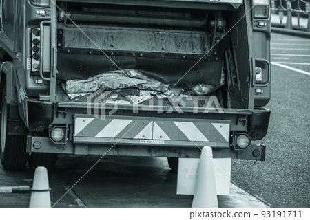 A packer truck collecting business waste (waste paper) A packer truck collecting business waste (waste paper) 93191711