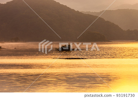 [福島縣浦盤台] 秋元湖在晨霧中醒來 93191730