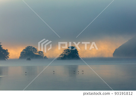 [福島縣浦盤台] 秋元湖在晨霧中醒來 93191812