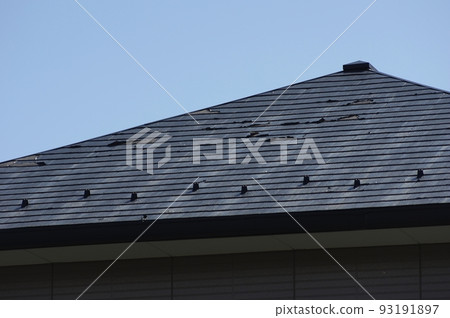 石板屋頂的惡化 石板屋頂剝落 石板屋頂的惡化 石板屋頂剝落 93191897