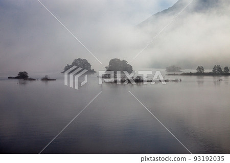 [福島縣浦盤台] 秋元湖在晨霧中醒來 93192035