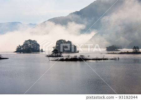 [福島縣浦盤台] 秋元湖在晨霧中醒來 93192044