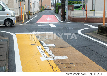 狹窄的道路交叉口的照片。 93192109