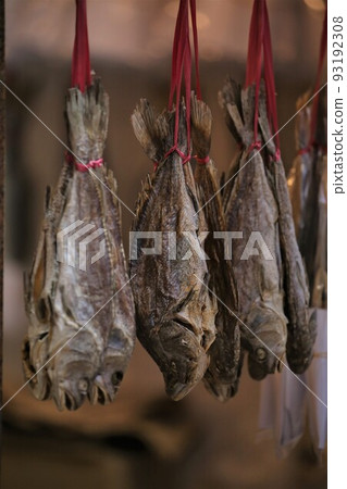 鹽乾魚(火腿)在香港西部的德助出售。平民百姓的品位現在是高尚的 鹽乾魚(火腿)在香港西部的德助出售。平民百姓的品位現在是高尚的 93192308