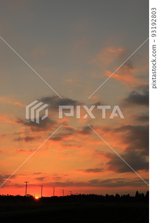 落日的天空和落日的雲彩 落日的天空和落日的雲彩 93192803