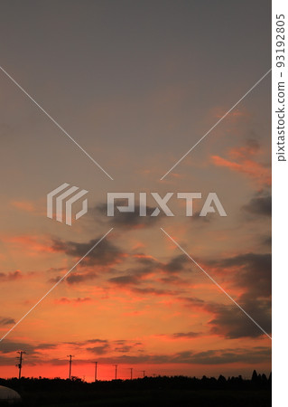 落日的天空和落日的雲彩 落日的天空和落日的雲彩 93192805