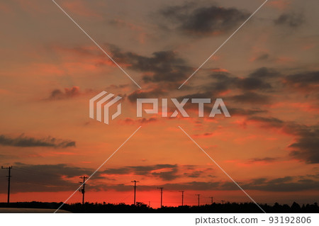 落日的天空和落日的雲彩 落日的天空和落日的雲彩 93192806