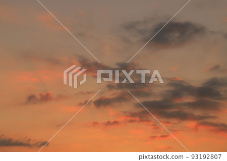 落日的天空和落日的雲彩 落日的天空和落日的雲彩 93192807
