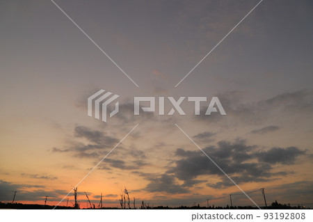 落日的天空和落日的雲彩 落日的天空和落日的雲彩 93192808