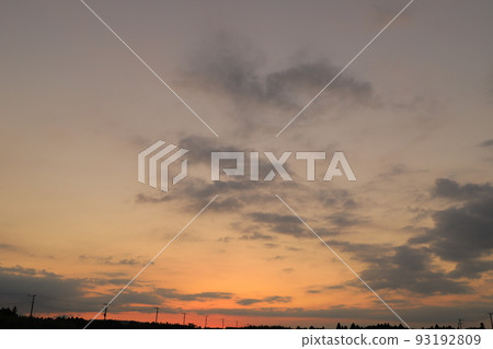 落日的天空和落日的雲彩 落日的天空和落日的雲彩 93192809