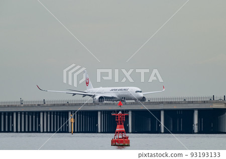 Airplane moving 93193133