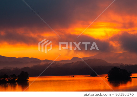 [福島縣浦盤台] 十月在晨霧中醒來的檜原湖 93193170