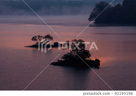 [福島縣浦盤台] 十月在晨霧中醒來的檜原湖 93193198