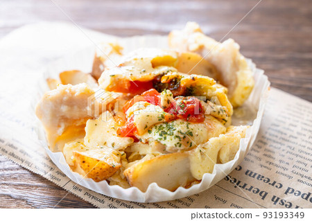 Grilled chicken and potatoes with tomato cheese Grilled chicken and potatoes with tomato cheese 93193349