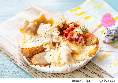 Grilled chicken and potatoes with tomato cheese Grilled chicken and potatoes with tomato cheese 93193353