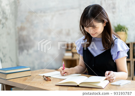 一名年輕女子在學習 93193787