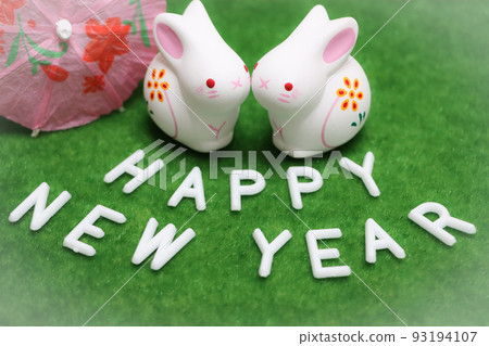 兔子雕像和字母新年快樂 兔子雕像和字母新年快樂 93194107
