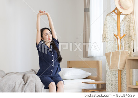 一個穿著睡衣長大的女人 一個穿著睡衣長大的女人 93194559
