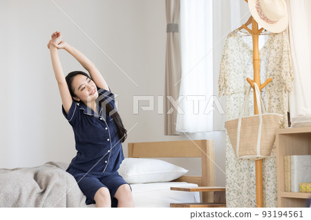 一個穿著睡衣長大的女人 一個穿著睡衣長大的女人 93194561