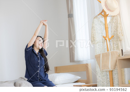 一個穿著睡衣長大的女人 一個穿著睡衣長大的女人 93194562