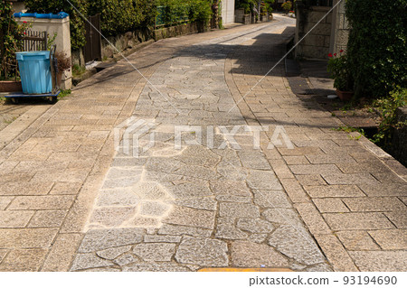 住宅區的鵝卵石街道 93194690