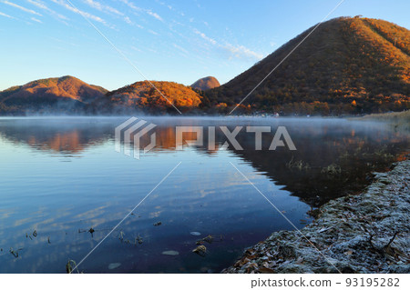 [Fixed price] Late autumn scenery of Lake Haruna and Mount Haruna 93195282