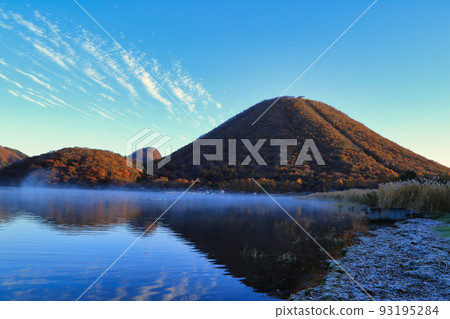 [Fixed price] Late autumn scenery of Lake Haruna and Mount Haruna 93195284