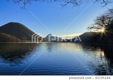 [Fixed price] Late autumn scenery of Lake Haruna and Mount Haruna 93195288