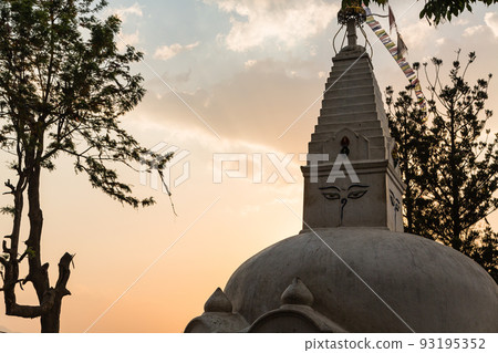 尼泊爾加德滿都 Swayambhunath 寺前的寺廟 尼泊爾加德滿都 Swayambhunath 寺前的寺廟 93195352