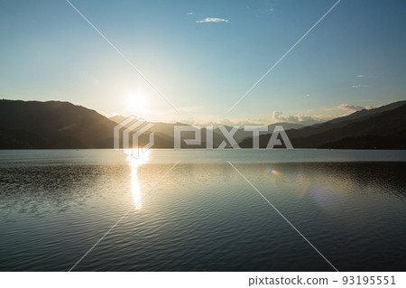 Phewa lake scenery, mountains and sunset from the lakeside of Pokhara, Nepal 93195551