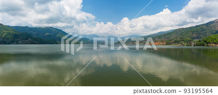 尼泊爾博卡拉湖畔的費瓦湖景觀和山脈 93195564