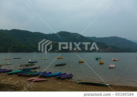 尼泊爾博卡拉湖畔的費瓦湖風光 尼泊爾博卡拉湖畔的費瓦湖風光 93195584