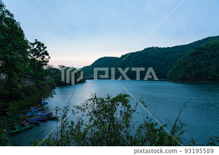 尼泊爾 黃昏時分博卡拉水壩邊的費瓦湖風光 93195589