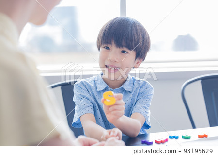 教育 孩子們在英語會話課上上課 93195629