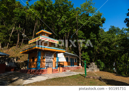 尼泊爾博卡拉郊區的一座小寺廟 93195731