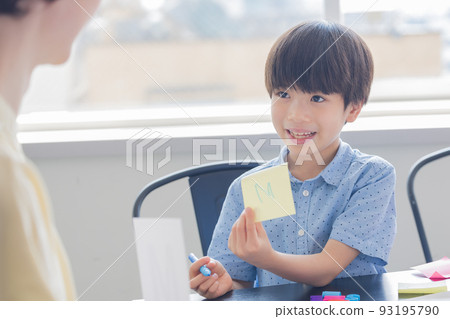 教育 孩子們在英語會話課上上課 93195790