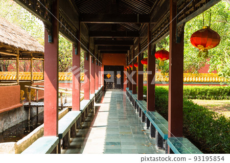 尼泊爾佛祖出生地藍毘尼園中國寺廟走廊 尼泊爾佛祖出生地藍毘尼園中國寺廟走廊 93195854