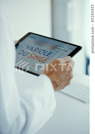 doctor and text monkeypox in french doctor and text monkeypox in french 93195935