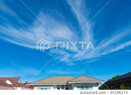 The roof of the house is in the weather 93196173