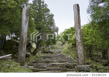Hikosan Jingu Shrine Shrine approach to the main shrine Decayed torii 93196334