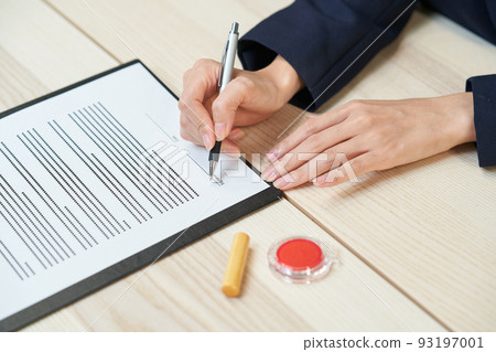 簽署文件的女人 93197001