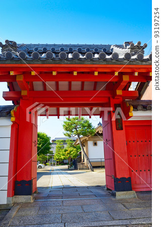 Kyoto's Rokudochinno-ji temple gate Kyoto's Rokudochinno-ji temple gate 93197254