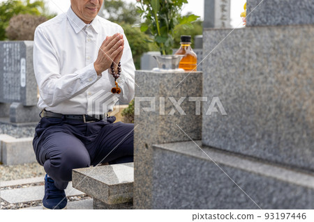 老人參觀墳墓，雙手合十 93197446