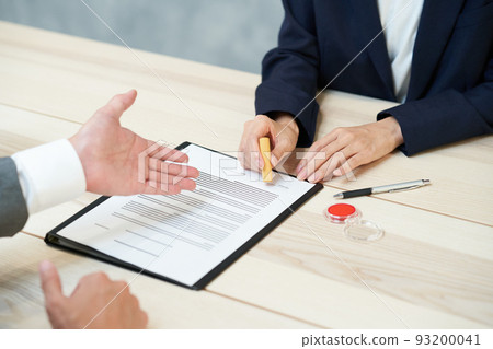 一個女人在文檔上推郵票 93200041