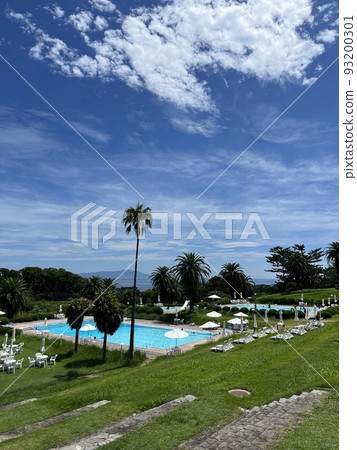 A resort hotel pool that makes you want to go on a trip 93200301