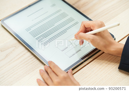 電子簽名的女人 電子簽名的女人 93200571