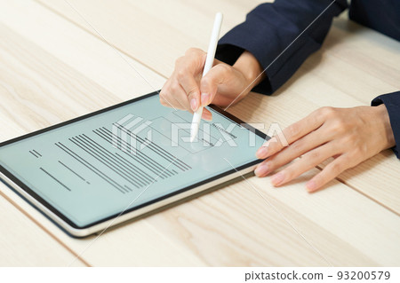 woman signing electronically woman signing electronically 93200579